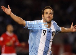 华体会体育_沸腾现场直击！安东尼奥与全队激情相拥，共庆晋级荣耀时刻