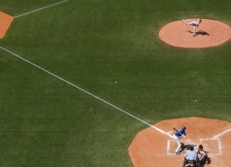 华体会体育-周日英超巅峰对决，维拉十胜一负强势冲冠，曼联客场回暖迎考验，攻防核心状态定进球格局