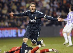 华体会|卡里乌斯爱妻孕肚滑雪之旅，透视装扮展露自信风采