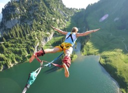 华体会体育|惊天大瓜，詹姆斯父子同台竟是利益交换？锐评